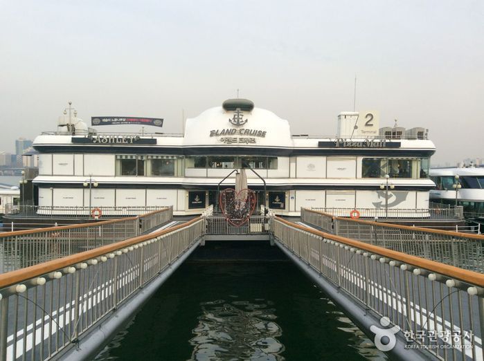 Menikmati Ferry Cruise di Sungai Hangang