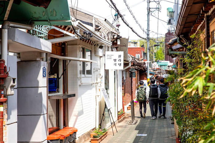 Menjelajahi Ikseon-dong, sebuah harta karun di pusat kota