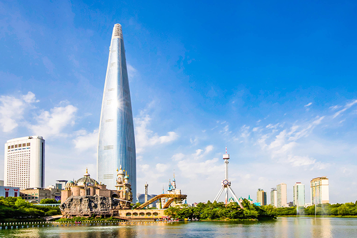 Seoul Sky Menara Lotte World Memberikan Pengalaman Berjalan di Atas Awan