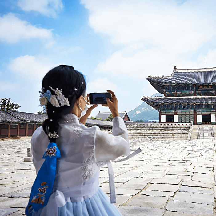 Menjelajahi Istana dengan Hanbok