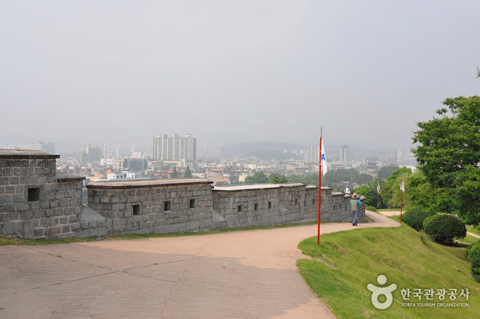 Benteng Hwaseong [Warisan Dunia UNESCO] (수원 화성 [유네스코 세계문화유산])