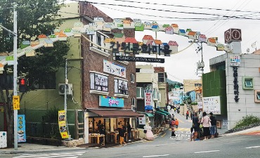 Photo_Makan dan bersantai di pusat kota Busan yang berwarna.