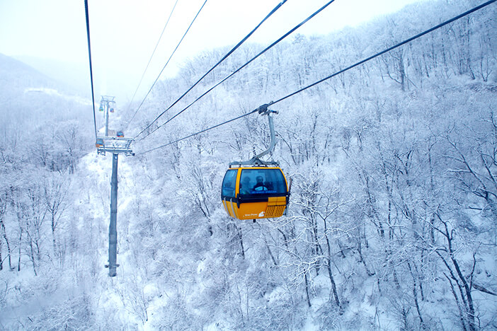 Photo_Lift dan para pemain ski di musim dingin