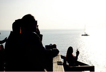 Photo_Wisatawan memandangi laut dari dek observasi