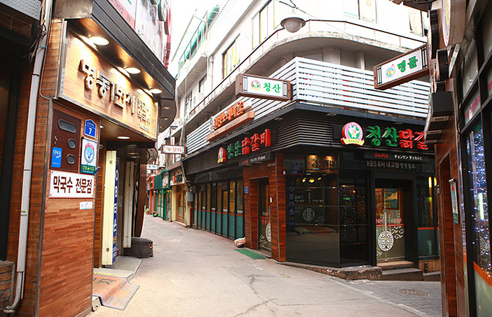 Photo_Jalan Dakgalbi (atas, kanan) / Jalan Myeongdong Chuncheon (kiri)
