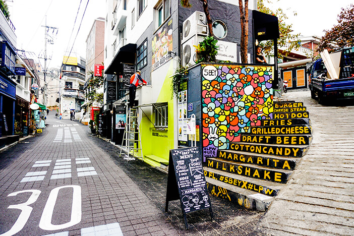 Photo_Ambillah foto sebagai kenang-kenangan di Jalan Gyeongnidan-gil 