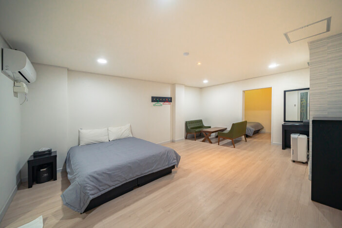 Photo_Kamar tipe Hotel untuk empat orang menyediakan ruang yang luas.