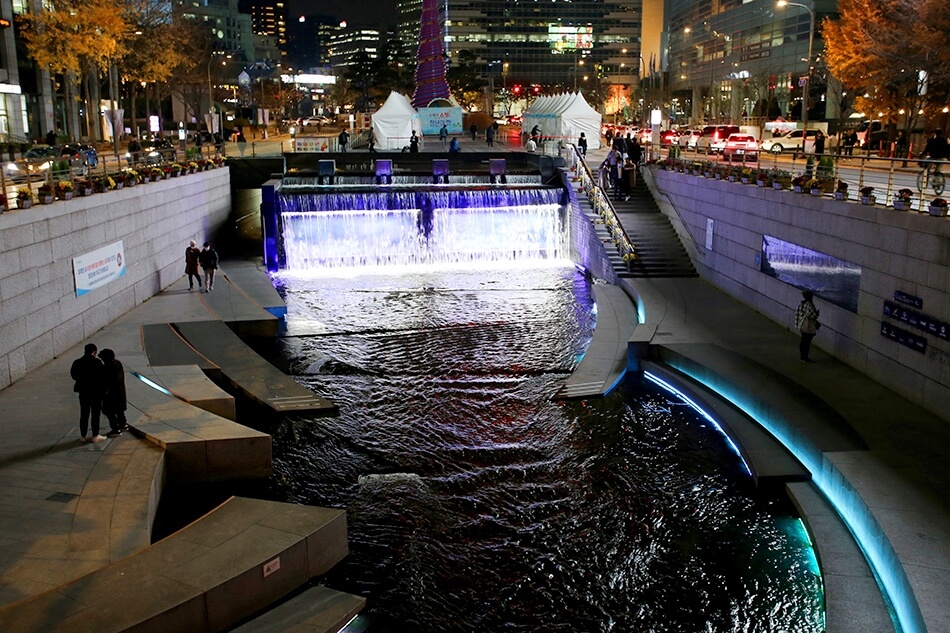 Photo_Lampu-lampu di sepanjang Sungai Cheonggyecheon