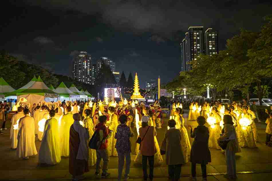 Festival Lentera Teratai, Merayakan Budaya Tradisional Buddha-05