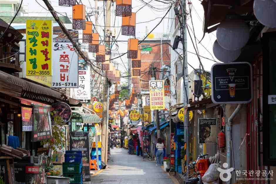 Menjelajahi Budaya Masyarakat Biasa di Seochon: Dari “Yeopjeon Lunchbox” hingga Toko Buku Bekas Lama-02