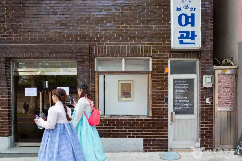 Menjelajahi Budaya Masyarakat Biasa di Seochon: Dari “Yeopjeon Lunchbox” hingga Toko Buku Bekas Lama-03