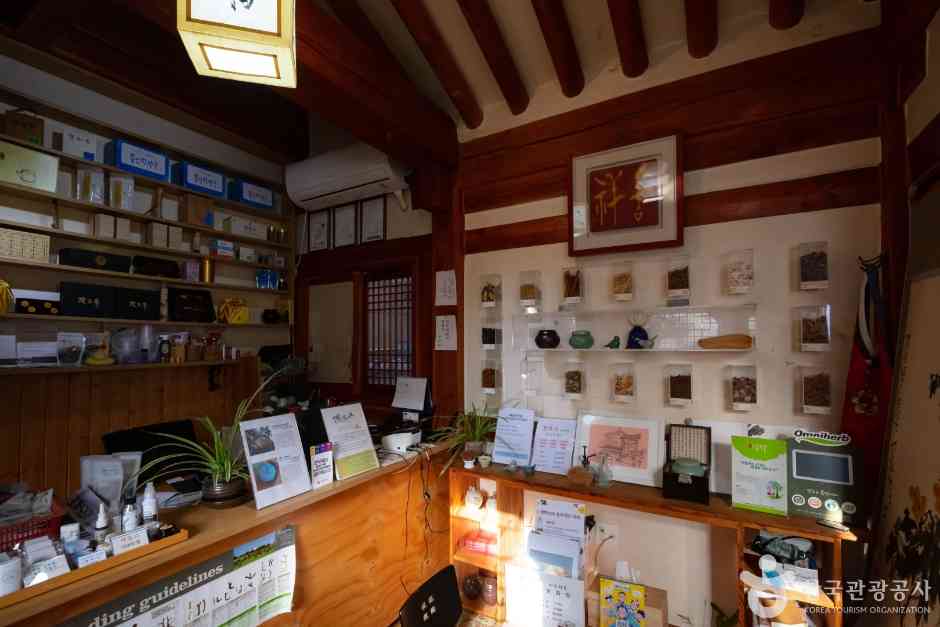 Menjelajahi Budaya Masyarakat Biasa di Seochon: Dari “Yeopjeon Lunchbox” hingga Toko Buku Bekas Lama-10